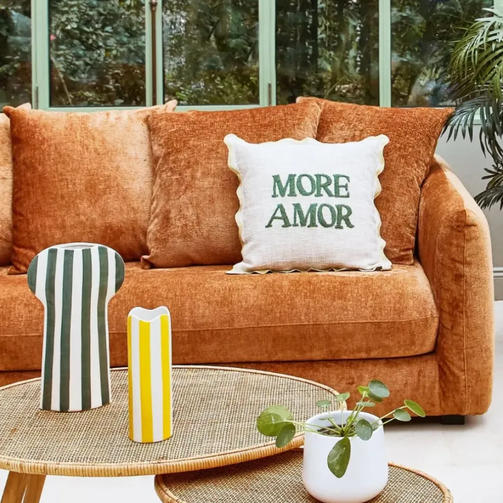 Fabrique de Styles Housse de coussin brodé " More Amor"' en coton écru et vert 45x45cm - Lumi* Coussins Et Housses